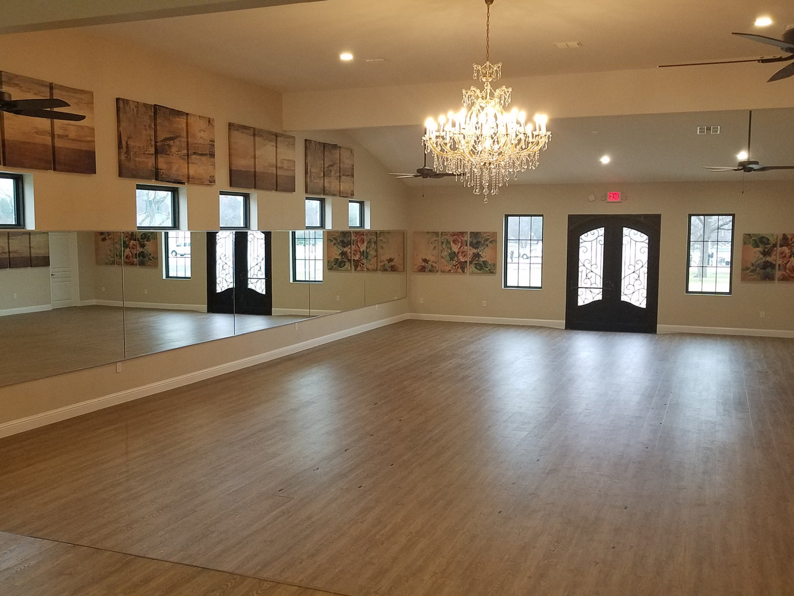 Flourish Events Dallas ballroom with crystal chandeliers